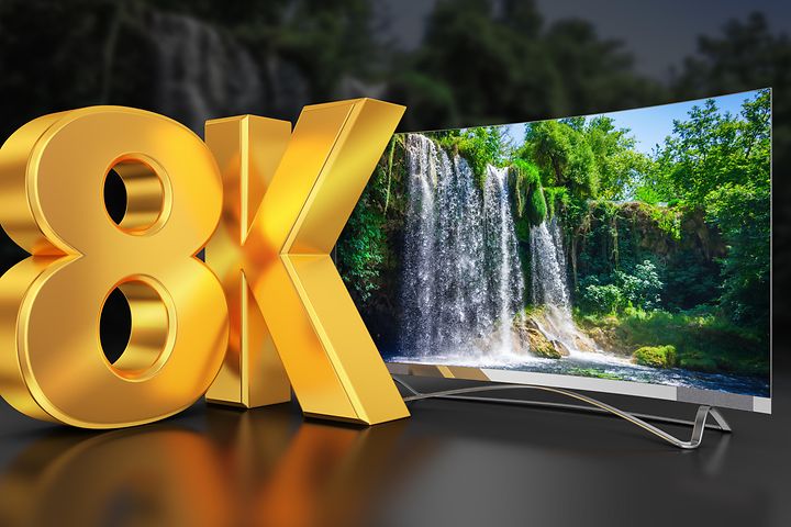Teksti '8K' ja TV taka-alalla