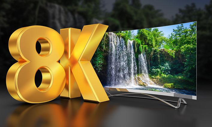 Teksti '8K' ja TV taka-alalla