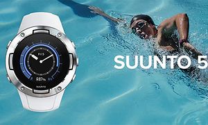 Suunto 5 -urheilukello uima-altaassa uivan henkilön ranteessa