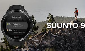 Suunto 9 -urheilukello ja taustalla vuoren huipulla oleva mies