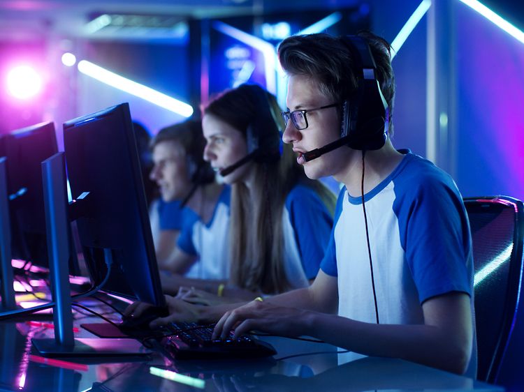 E-urheilujoukkue pelaamassa gaming-tapahtumassa