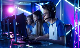 E-urheilujoukkue pelaamassa gaming-tapahtumassa