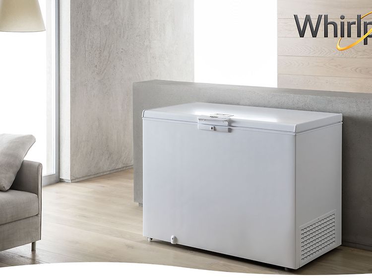 Arkkupakastin huoneessa ja Whirlpool-logo