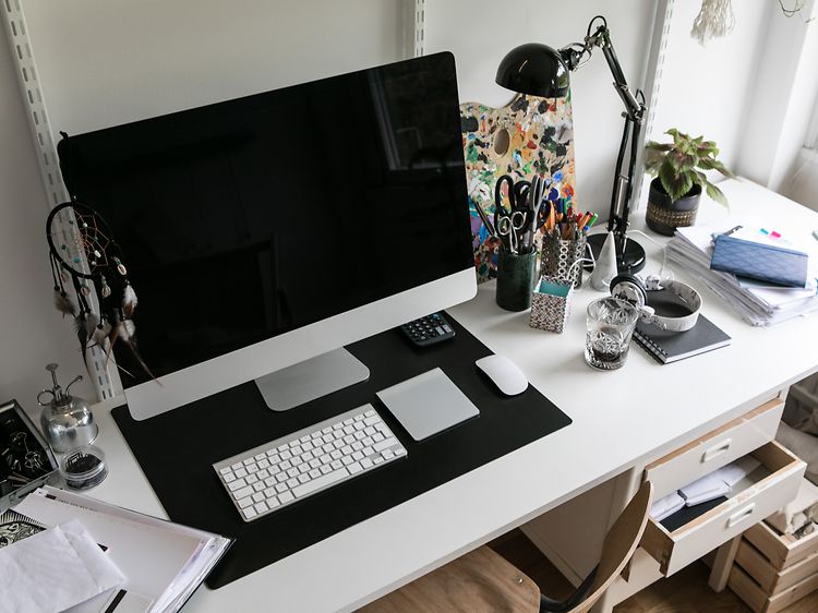 Työpöydällä Apple-tietokone, -hiiri, -kosketuslevy ja -näppäimistö