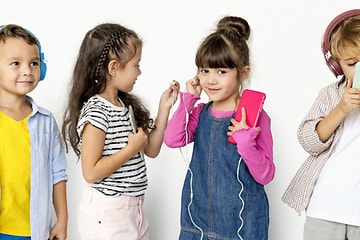 Neljä lasta kuulokkeet ja nappikuulokkeet yllään