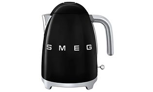 Retrotyylinen musta Smeg-vedenkeitin