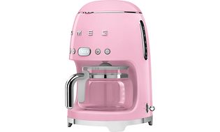 Retrotyylinen vaaleanpunainen Smeg-kahvinkeitin