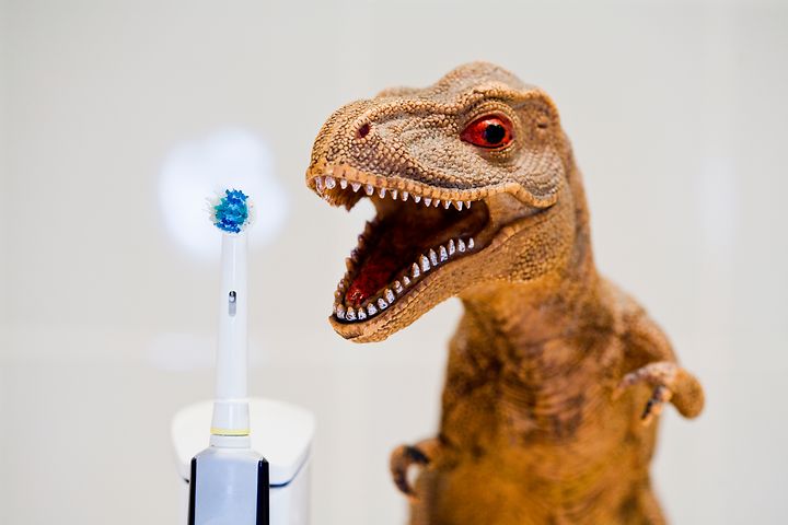 Sähköhammasharja ja dinosauruslelu