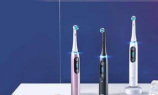 Oral-B iO9 electric -sähköhammasharja pöydällä kolmessa eri värissä