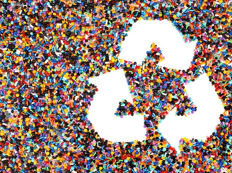 Muovinpalasia ja kierrätyssymboli