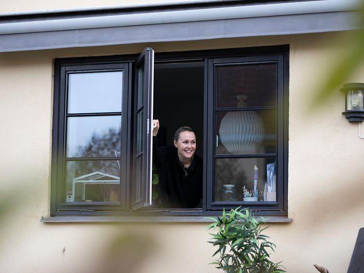 Nainen avaa ikkunan 2