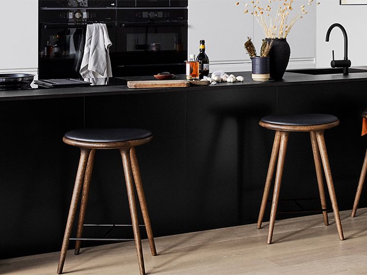 Dekton - Keittiösaareke jossa musta dekton-työtaso