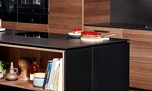 Musta dekton-työtaso keittiösaarekkeessa