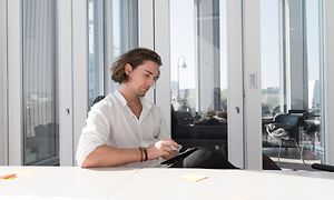 Mies työskentelee iPadilla