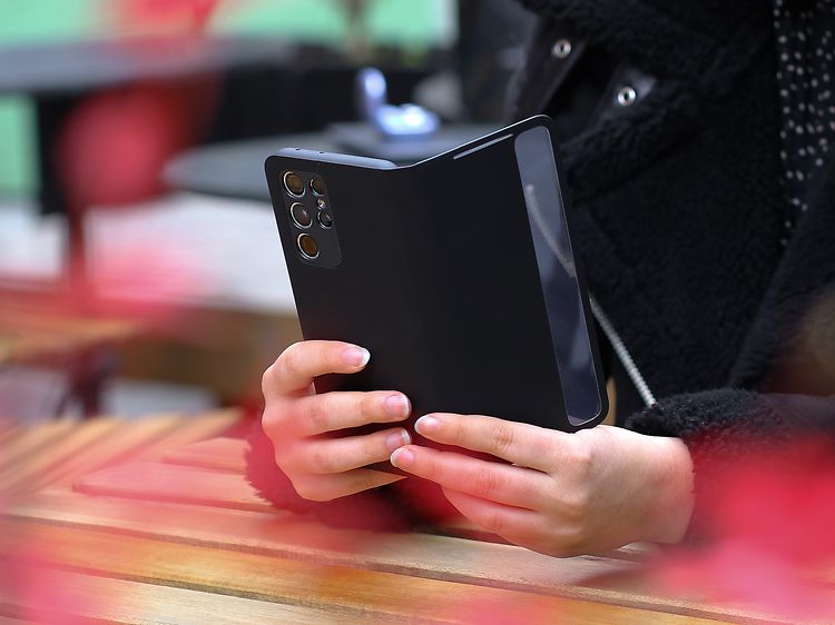 Musta Samsung Galaxy suoja