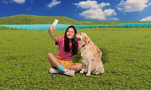 Tyttö ottaa selfietä koiran kanssa OnePlus Nord 2 -puhelimella.