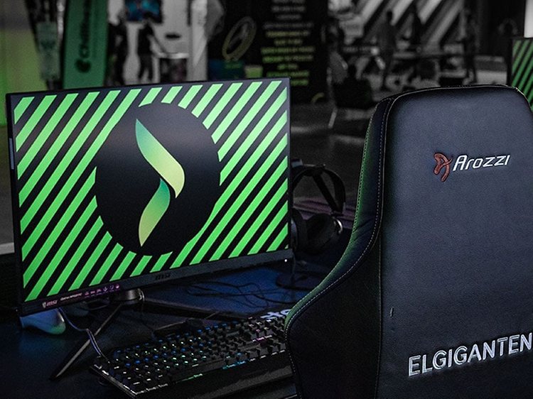 Arozzi-pelituoli, Gigantin logo ja gaming setup
