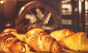 Lähikuva kiertoilmauunissa paistetuista croissanteista