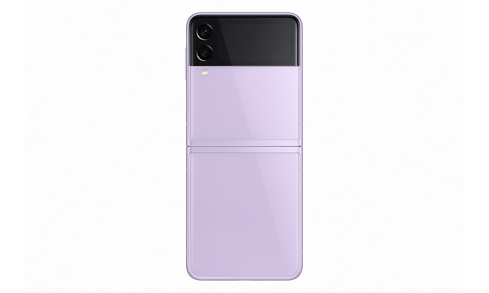 Laventelin värinen Samsung Galaxy Z Flip3 -puhelin kuvattuna takaa päin