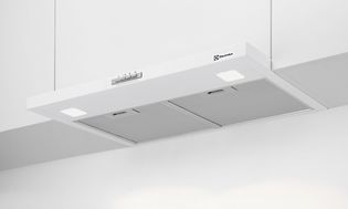 Keittiön kaapistoon asennettu Electrolux-liesituuletin