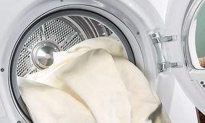 Hisense brand-sivu - pyykinpesukone sisältä ja pesurummussa valkoista pyykkiä