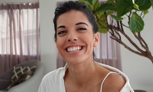 Sony ZV - Valokuvaus - Nainen hymyilee kameralle