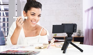 Sony ZV - Valokuvaus - Nainen meikkaa kameran edessä