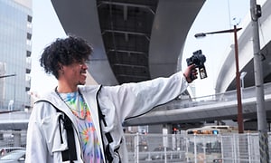 Sony ZV - Valokuvaus - Mies ottaa kameralla kuvaa käden mitan päästä