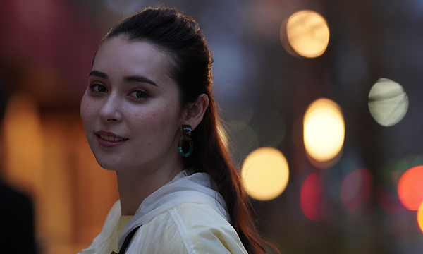 Naisen muotokuva ja bokeh-sumennus ja valot taustalla