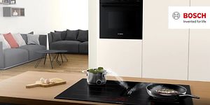 Bosch-keittotaso sisäänrakennetulla liesituulettimella ja ruokaa valmistumassa