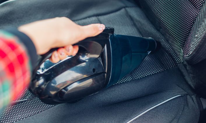 Rikkaimuri imuroi autonpenkkiä