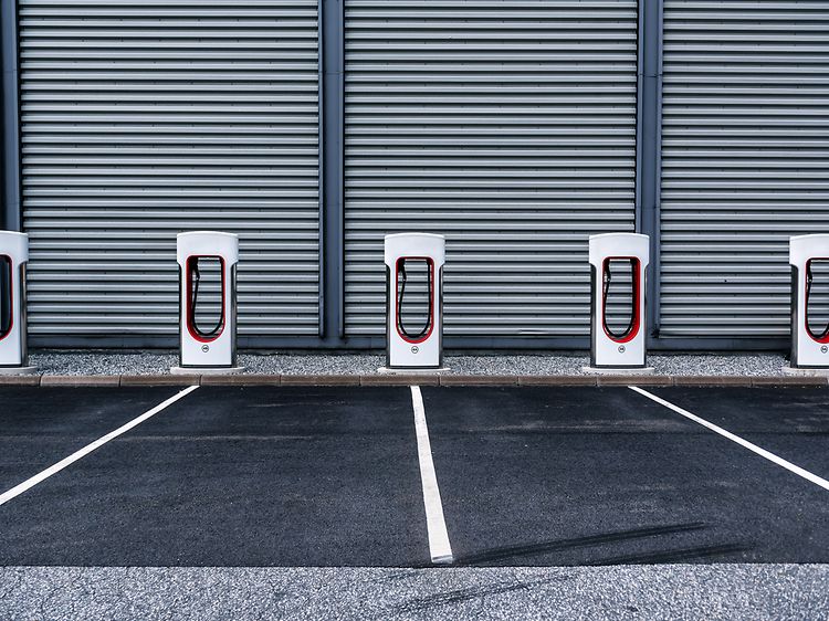 Viisi sähköauton latausasemaa parkkipaikalla