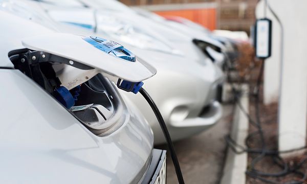 Sähköautoja kytkettynä latausasemaan