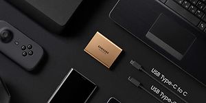 Samsungin SSD-levy erilaisten sähkölaitteiden ympäröimänä