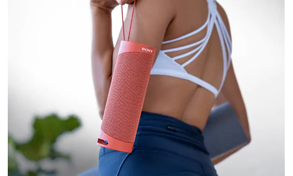 Sony SRS-XB23 naisen olalla 