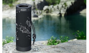Sony SRS XB23 veden äärellä