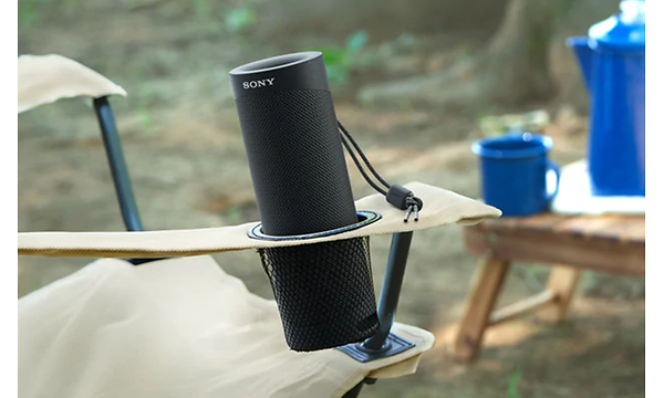 Sony SRS XB23 aurinkotuolin mukitelineessä