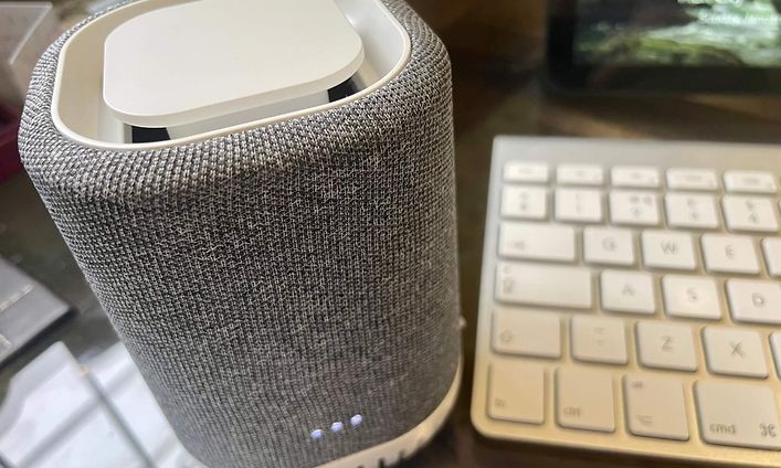 Aura Air mini -ilmanpuhdistin työpöydällä näppäimistön vieressä