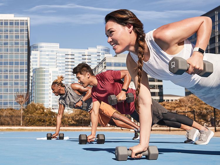 Fitbit Charge 5 treenaavien ihmisten ranteissa