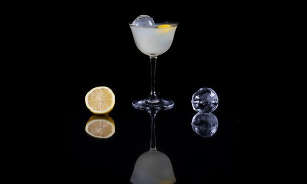 Jääkaapit - LG Craft Ice - Juoma jossa jäitä ja sitruunaa