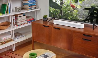 Sonos Beam 2 -soundbar ja TV-ruudulla luontokuvaa