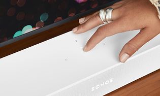 Sonos Beam 2 - Käsi koskettaa soundbaria