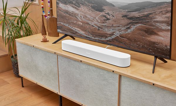 Valkoinen Sonos Beam 2 -soundbar TV:n edessä