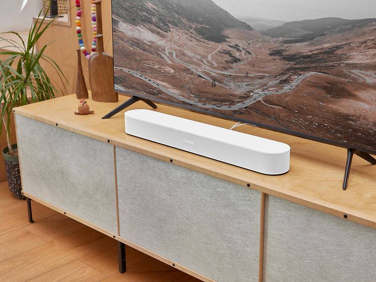 Valkoinen Sonos Beam 2 -soundbar TV:n edessä