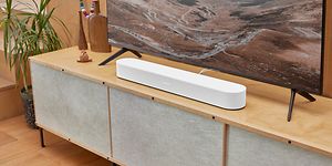 Valkoinen Sonos Beam 2 -soundbar TV:n edessä