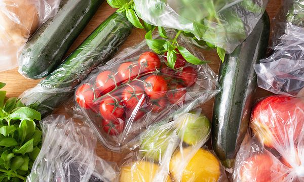 Hedelmät ja vihannekset muovipusseissa