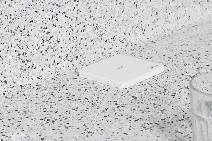 Valkoinen EVOLine Square80 -pistorasia upotettu keittiön työtasoon