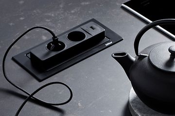 EVOline BackFlip -pistorasia johon on kytketty musta johto, vieressä musta teekannu