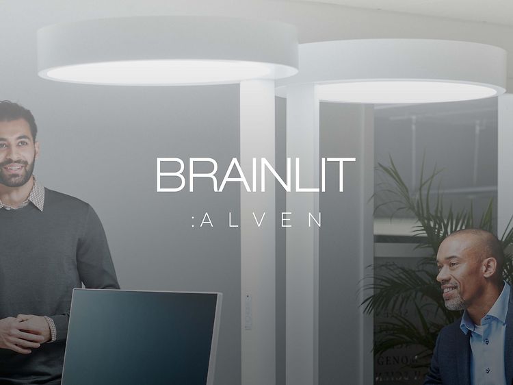 Brainlit Alven logo ja kuva valaisimesta toimistossa, jossa kolme työntekijää valaisimen ympärillä