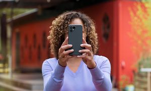 Nainen ottaa kuvan Fairphone 4 -puhelimella
